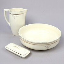 Tvätt-set, porslin. Boch, Belgien. 1900-talets början. H/D=28/40 cm och mindre. på auktion i Skåne hos Sikö Auktioner