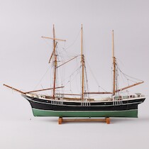 Båtmodell trä "Svenborg" L=52 H=36 på auktion i Skåne hos Sikö Auktioner