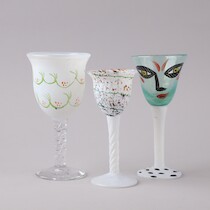 Pokalglas Ulrica Hydman Vallien, H=19 & mindre på auktion i Skåne hos Sikö Auktioner