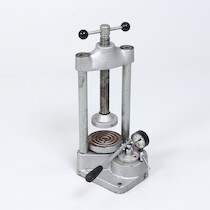 Hydraulisk press. H=46 cm, 8 ton / 20mm på auktion i Skåne hos Sikö Auktioner