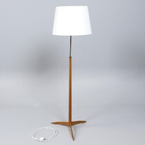 Golvlampa, 1960-tal ek, höjd 149 cm på auktion i Skåne hos Sikö Auktioner