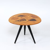 Sidobord " No 435", H. Sundling AB, Tranås, 1900-talets mitt, skiva med intarsia, ben i svärtat trä, höjd 45 c på auktion i Skåne hos Sikö Auktioner