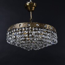 Taklampa, behängd med prismor, 1900-talets andra hälft, diameter38 cm på auktion i Skåne hos Sikö Auktioner