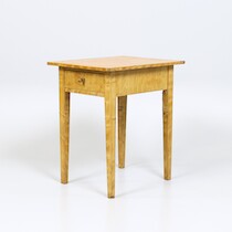 Bord med låda, 1900-talets tidigare hälft, 66x51x75 cm (BxDxH) på auktion i Skåne hos Sikö Auktioner