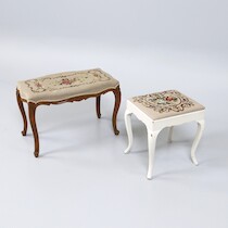 Taburett samt pall. Delvis snidat trä 1900-talets början. B=76 cm och mindre. på auktion i Skåne hos Sikö Auktioner
