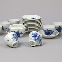 Kaffekoppar med fat "Blå Blomst" Royal Copenhagen, Danmark, porslin på auktion i Skåne hos Sikö Auktioner