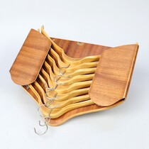 Galghållare samt galgar 8 st, teak, bok. Ycki, etikettmärkt. B=48 cm. på auktion i Skåne hos Sikö Auktioner