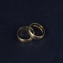 Vigselringar 2 st, guld, 18 K, vikt 7,9 gram på auktion i Skåne hos Sikö Auktioner