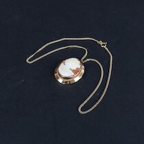 Halsband med hänge, guld och came, 18 K, vikt 10,8 gram på auktion i Skåne hos Sikö Auktioner