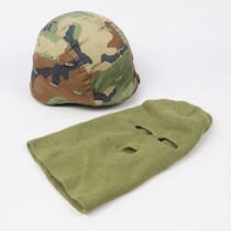 Militärhjälm, kevlar, PASGT strl L. USA, och balaklava på auktion i Skåne hos Sikö Auktioner