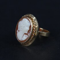 Ring med came, guld 18 K, diameter 17 mm, vikt 4 gram på auktion i Skåne hos Sikö Auktioner