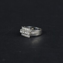 Ring med briljanter, vitguld, 18 K, 0,57 ct TW VS enligt gravyr, diameter 14,5 mm, vikt 4,5 gram på auktion i Skåne hos Sikö Auktioner