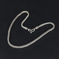 Halsband, silver, längd 51 cm, vikt 46 gram på auktion i Skåne hos Sikö Auktioner