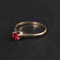 Ring med röd sten, guld, 10 K, diameter 17 mm, vikt 1,5 gram på auktion i Skåne hos Sikö Auktioner
