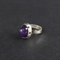 Ring med cabochonslipad ametist, silver, Finland, diameter 17 mm, vikt 7,3 gram på auktion i Skåne hos Sikö Auktioner