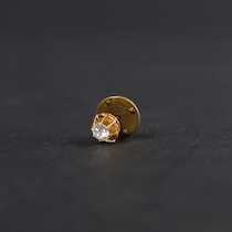 Pin, guld med sten, 18 K, vikt 0,7 gram, stoppet ej guld på auktion i Skåne hos Sikö Auktioner