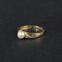Ring med pärla, guld, 18 K, diameter 16 mm, vikt 2,3 gram på auktion i Skåne hos Sikö Auktioner