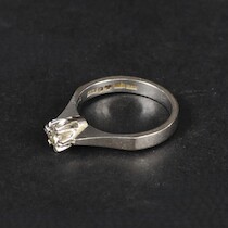 Ring med briljant, vitguld, 18 k, 0,24 ct TW VS enligt gravyr, diameter 16,5 mm, vikt 4,4 gram på auktion i Skåne hos Sikö Auktioner