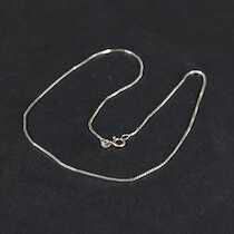 Halsband, vitguld, 18 K, längd 38,5 cm, vikt 4,4 gram på auktion i Skåne hos Sikö Auktioner