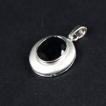 Hänge vitguld med blå sten, 14 K, vikt 2,9 gram på auktion i Skåne hos Sikö Auktioner