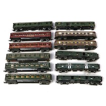 Märklin, Plåtpersonvagnar, 340/350 serien, 1950 tal på auktion i Skåne hos Sikö Auktioner