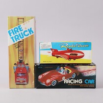 Plåtbilar 3 st i kartong 1900-talets andra hälft på auktion i Skåne hos Sikö Auktioner