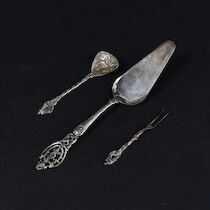 Sked, tårtspade och gaffel, silver, vikt 55 gram på auktion i Skåne hos Sikö Auktioner
