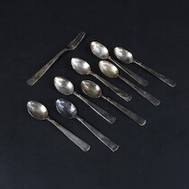Kaffeskedar och gaffel "Rosenholm" Jacob Ängman, GAB, Silver, vikt 111 gram på auktion i Skåne hos Sikö Auktioner