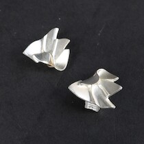 Örhängen ett par "Scylla" Zoltan Popovits, Lapponia, Finland, sterlingsilver, clips, vikt 9,6 gram på auktion i Skåne hos Sikö Auktioner