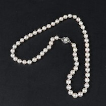 Pärlcollier, odlade pärlor, lås i silver, längd 48 cm på auktion i Skåne hos Sikö Auktioner