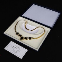 Halsband med röda stenar, guld, 18 K, längd 44,5 cm, vikt 28,6 gram på auktion i Skåne hos Sikö Auktioner