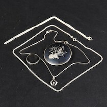 Halsband 3 st, brosch, ring, silver, vikt 28 gram på auktion i Skåne hos Sikö Auktioner