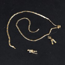 Delar av armband, vitt och gult guld, 18 K, vikt 13 gram på auktion i Skåne hos Sikö Auktioner