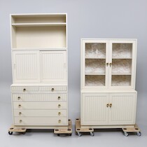 Skåp 2 st, 1960/70-tal, höjd 147-187 cm, bredd 91 cm, djup 42 cm på auktion i Skåne hos Sikö Auktioner