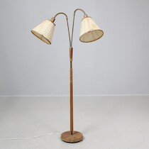 Golvlampa teak mässing på auktion i Skåne hos Sikö Auktioner