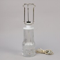 Bordslampa, Owe Sandeberg, Kosta, 1960-tal, höjd 32 cm, signerad på auktion i Skåne hos Sikö Auktioner