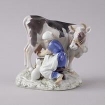 Figurin, Axel Locher, Bing & Gröndahl, Danmark, höjd 19 cm på auktion i Skåne hos Sikö Auktioner