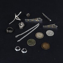 Silversmycken, slipsklämmor mm. Silver, delvis Sterling. V=67,5 g. på auktion i Skåne hos Sikö Auktioner