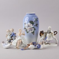 Vas + figuriner bla Royal Copenhagen H=28 och mindre på auktion i Skåne hos Sikö Auktioner