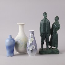 Figurin Axel Olsson + vaser bla Rörstrand Gunnar Nylund H= 32 och mindre på auktion i Skåne hos Sikö Auktioner
