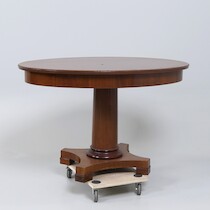 Salongsbord, 1900-talets första hälft, mahogny, längd 115 cm, bredd 84 cm, höjd 72 cm på auktion i Skåne hos Sikö Auktioner
