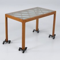 Soffbord, 1940/50-tal, mahogny med glasskiva, längd 100 cm, bredd 55 cm, höjd 60 cm på auktion i Skåne hos Sikö Auktioner
