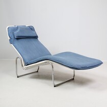 Vilfåtölj IKEA "Kröken" Christer Blomquist 1970-tal krom textil på auktion i Skåne hos Sikö Auktioner