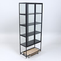 Vitrinskåp, 2000-tal, metall och glas, höjd 185 cm, bredd 77 cm, djup 35 cm på auktion i Skåne hos Sikö Auktioner