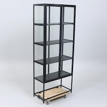 Vitrinskåp, 2000-tal, metall och glas, höjd 185 cm, bredd 77 cm, djup 35 cm på auktion i Skåne hos Sikö Auktioner