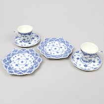 Kaffekoppar med fat och assietter 2 st "Musselmalet" Royal Copenhagen, Danmark, porslin, modell 1035 1036 och på auktion i Skåne hos Sikö Auktioner