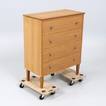 Byrå, 2000-tal, ek, bredd 83 cm, höjd 100 cm, djup 42 cm på auktion i Skåne hos Sikö Auktioner