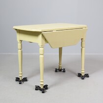 Klaffbord 18 / 1900-tal 95 x 96 H= 72 på auktion i Skåne hos Sikö Auktioner