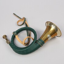 Jakthorn, Fürst-Pless, mässing, 1900-tal. L=26 på auktion i Skåne hos Sikö Auktioner