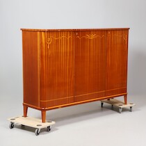 Linneskåp 1900-talets mitt, mahogny 162x47 H=115 på auktion i Skåne hos Sikö Auktioner